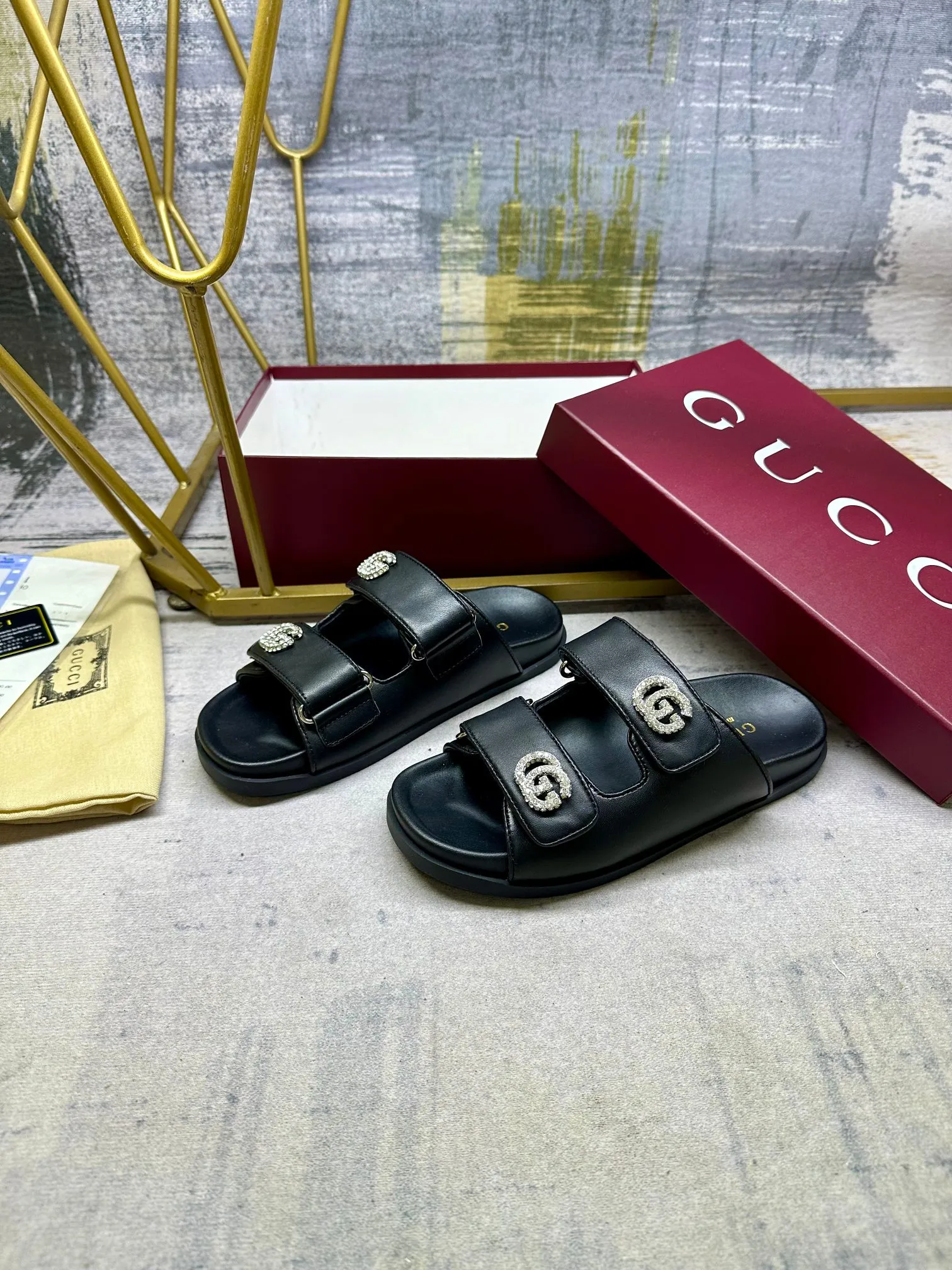 👟👟Ex-factory price 440👟👟Gucci’s latest popular slippers, double-strip Velcro straps are adjustable, and the cowhide fabric is embellished with double G diamond fasteners. Number of yards: 35-41 yards,